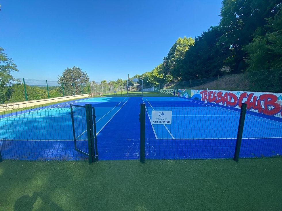 Terrains d’air badminton inutilisables : pas de poteaux, ni de filets