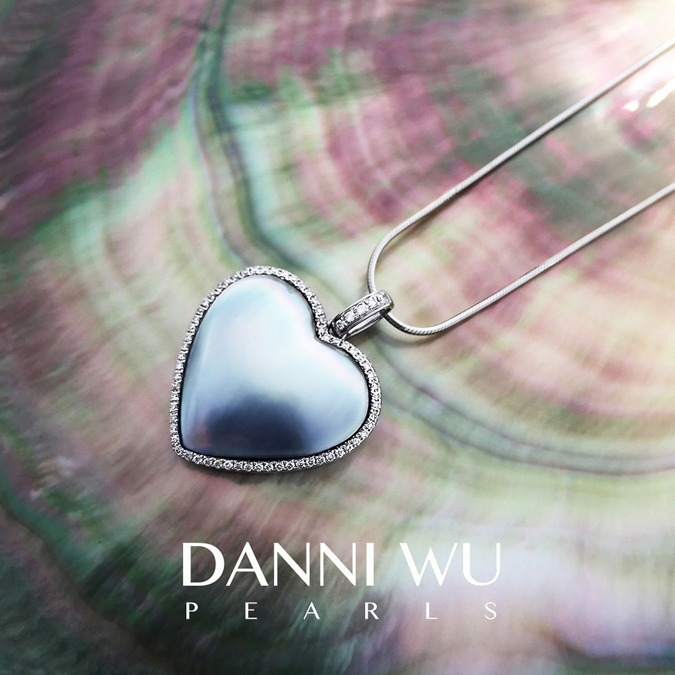 Thumbnail: Heart shape tahitian mabe pearl necklace in 18K gold and natural diamonds
