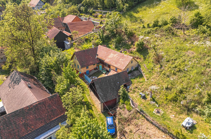 Usedlost s hospodářským zázemím v Javorníku – letecký pohled