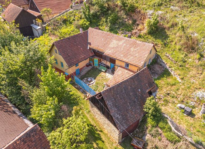 Letecký pohled na uzavřený dvůr a stavby v Javorníku u Vysokého Mýta.