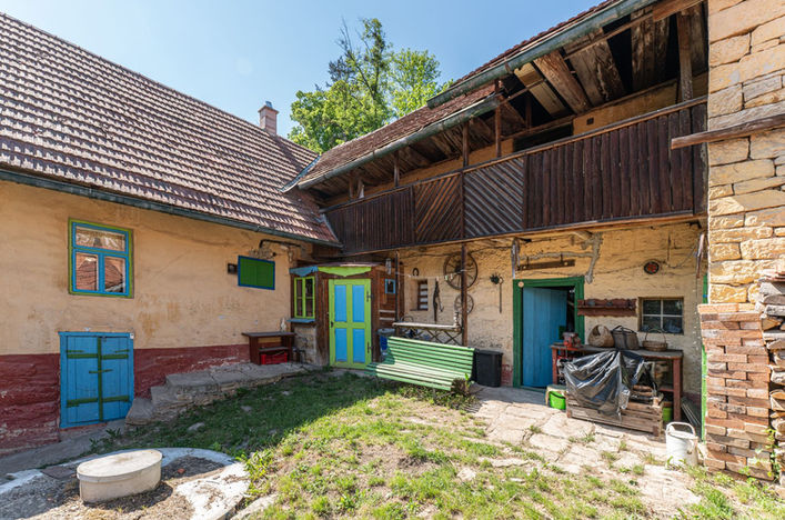 Uzavřený dvůr a hospodářské zázemí domu v Javorníku
