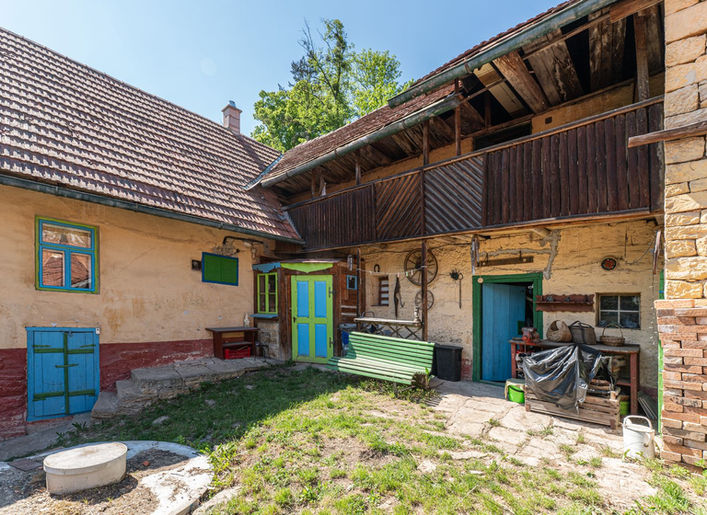 Dvůr a hospodářská část nemovitosti v Javorníku u Vysokého Mýta.