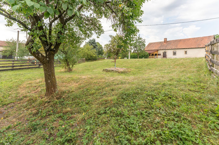 Pozemek v Boru u Skutče s okolní venkovskou zástavbou