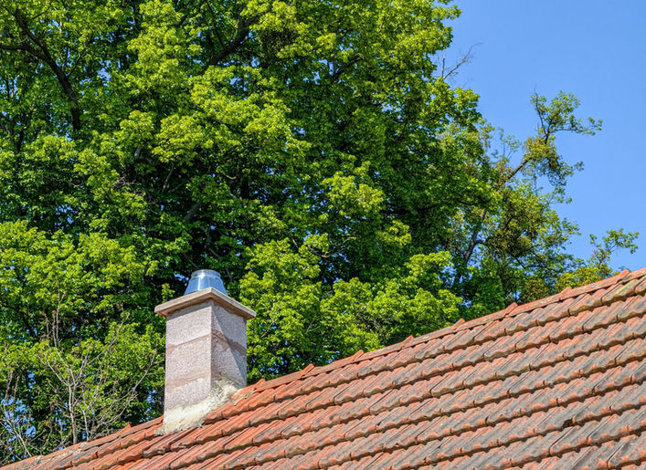 Detail střechy a komína domu v Javorníku u Vysokého Mýta.