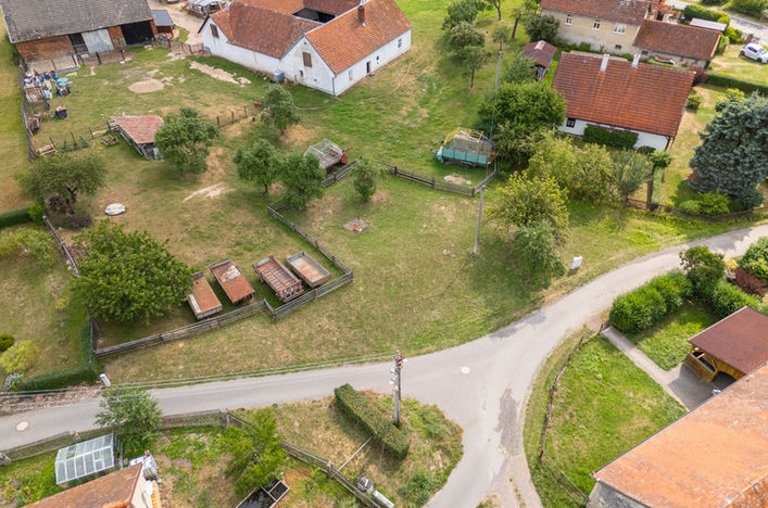 Stavební pozemek v Boru u Skutče s příjezdovou komunikací – pohled z dronu
