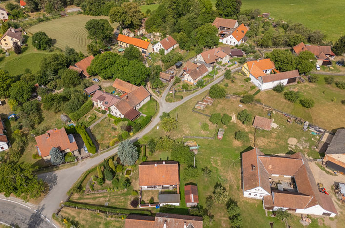 Bor u Skutče a okolí stavebního pozemku – letecký pohled na lokalitu