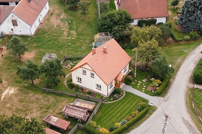 Letecký pohled na stavební pozemek a okolní zástavbu v Boru u Skutče