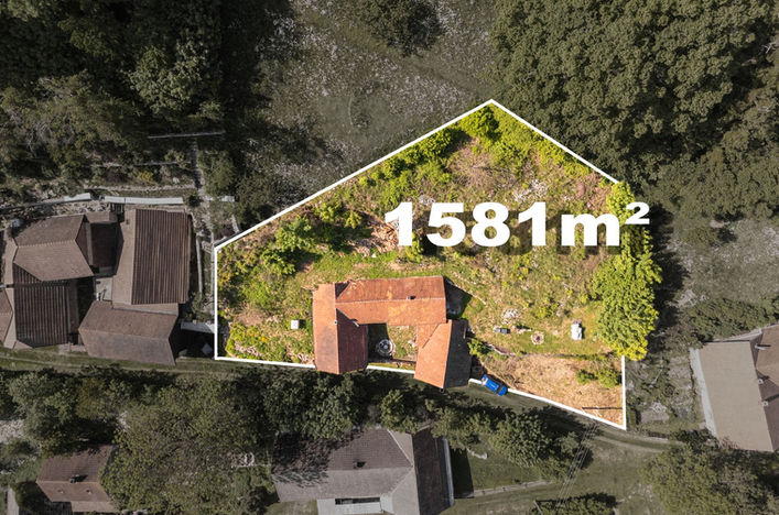 Pozemek 1 581 m² u rodinného domu v Javorníku – vyznačené hranice