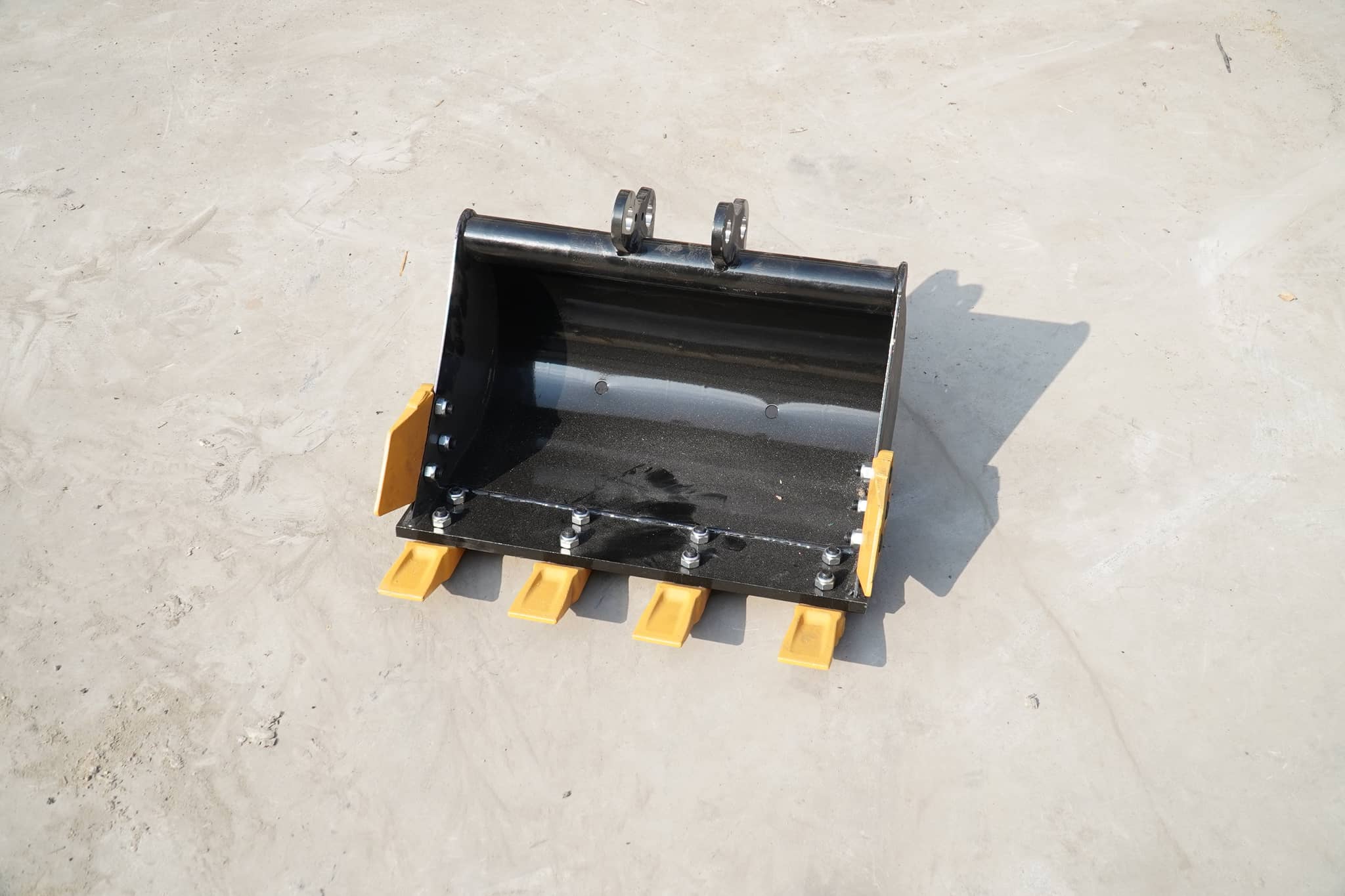 RIPPA R06 Digging Bucket with Teeth — view 1
