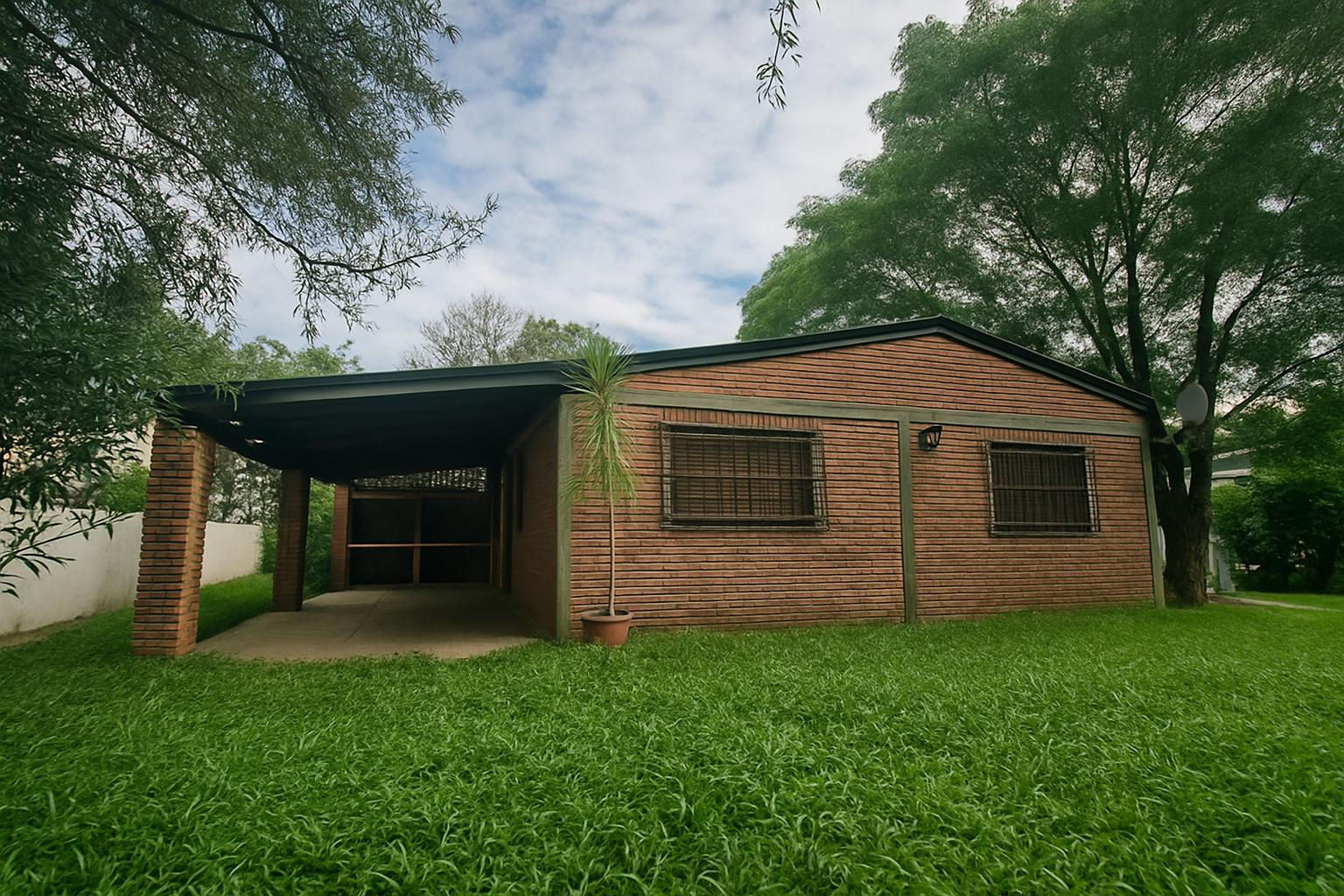 Casa De Construccion Sólida A Metros De La Playa