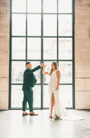 Élégant couple de jeunes mariés dansant dans les allées d’un musée lors de leur séance photo after day, moment immortalisé par Boréale Photo