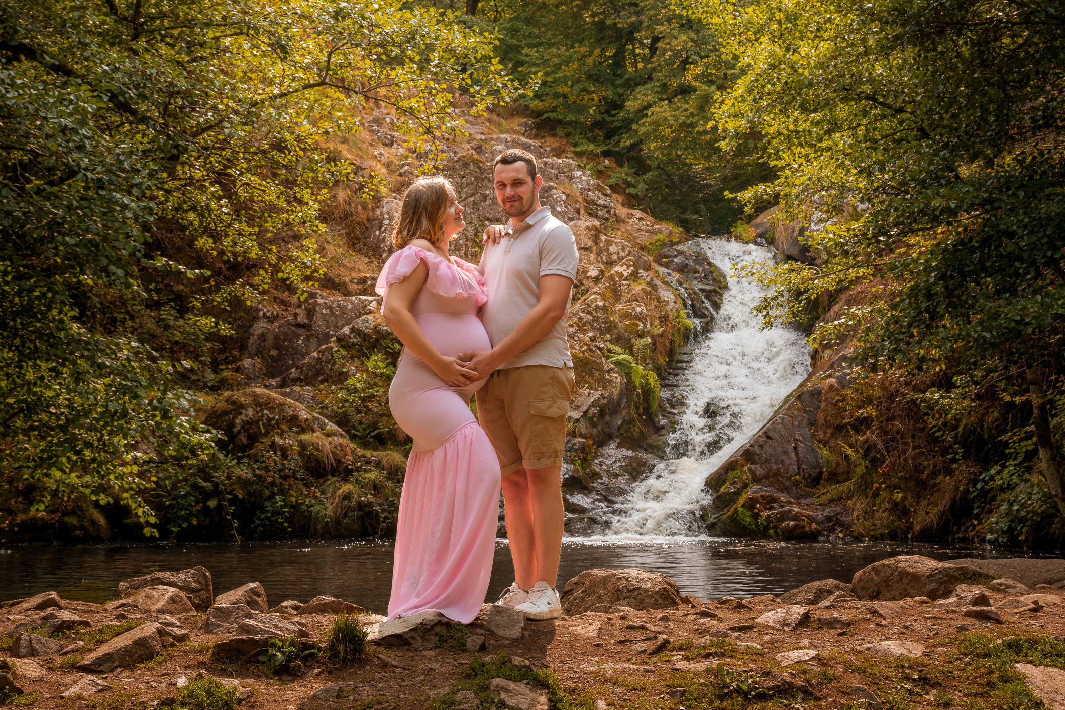 Séance photo grossesse, séance couple d'une future maman et d'un futur papa devant une cascade dans l'oise 