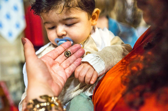 Photographe de baptême dans l’Oise, détails des bijoux portés par l’enfant