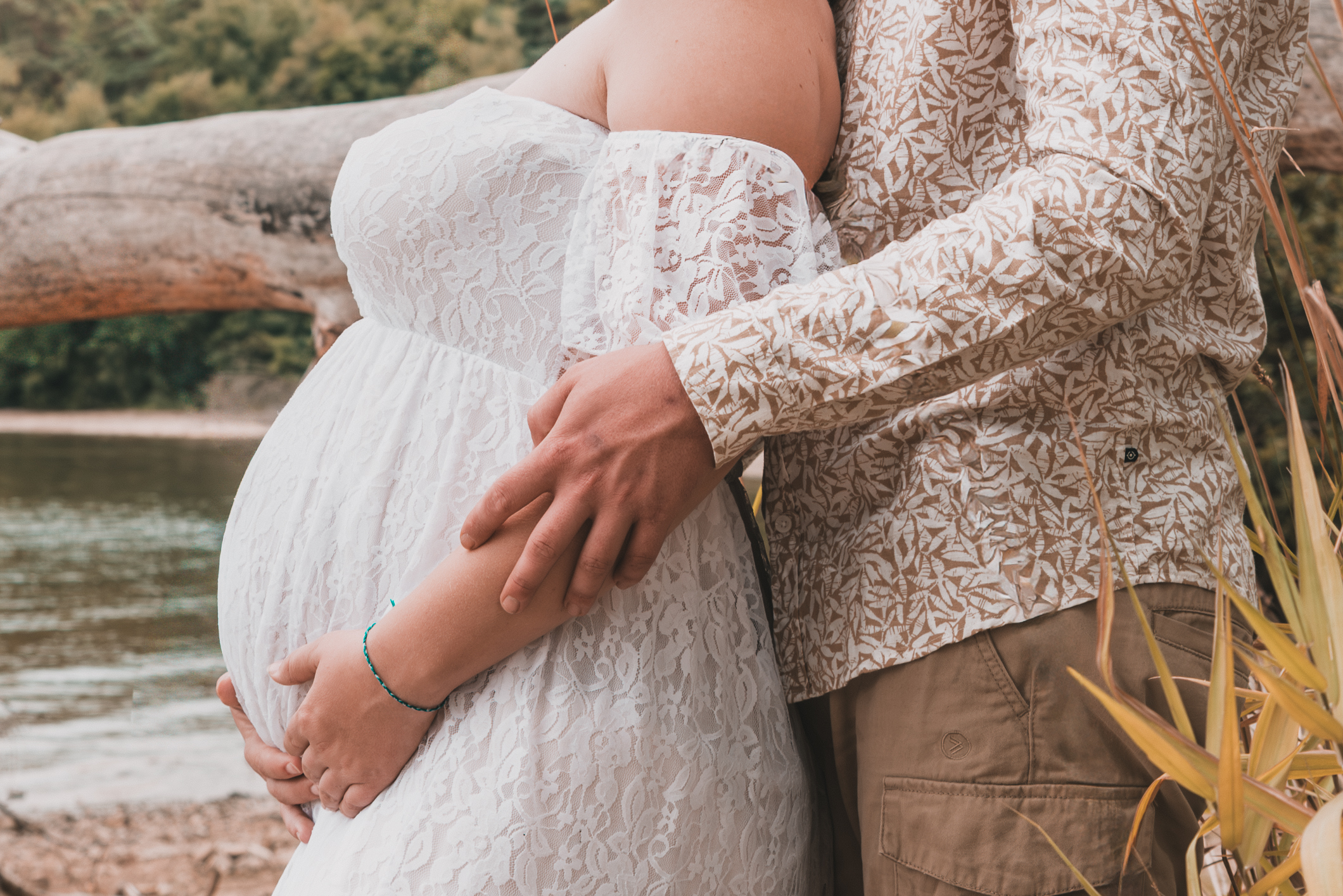 Les mains des futurs parents entourant le ventre rond, capturant la tendresse et l’attente, séance photo professionnelle réalisé par boréale photo dans l'oise 