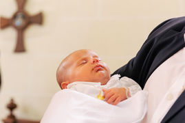 Portrait endormi de l’enfant lors d’un baptême dans l’Oise, reportage photographique par Boréale Photo