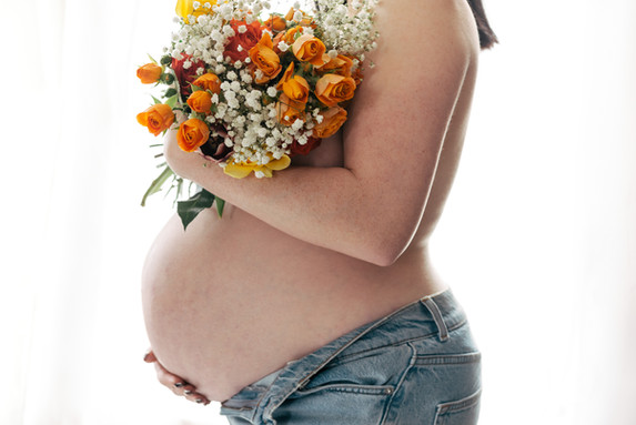 Séance photo grossesse à domicile dans l’Oise, réalisée par une photographe professionnelle