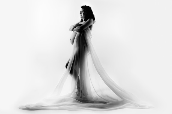 Future maman en studio pour une séance grossesse dans l’Oise