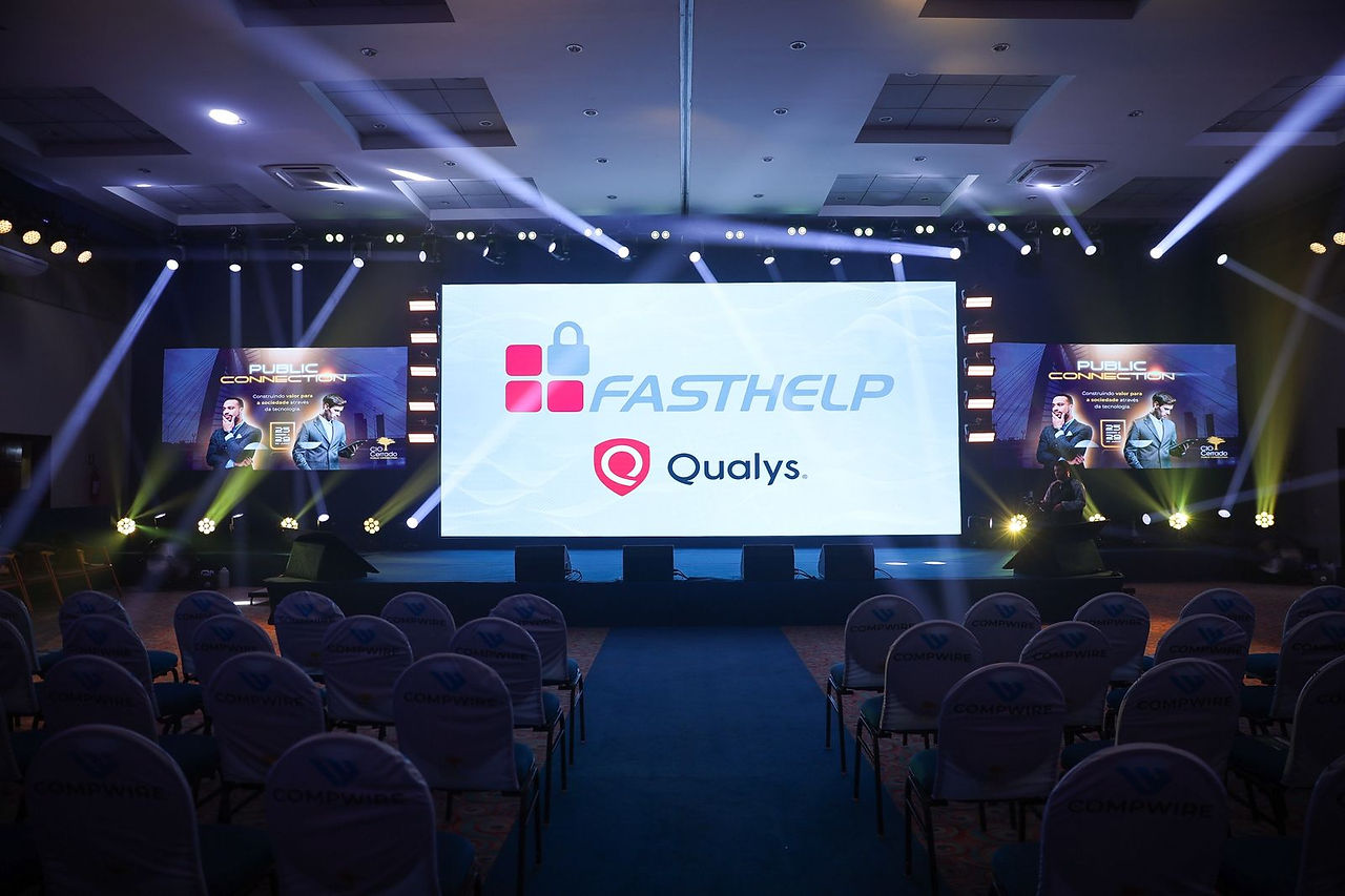 Salão principal com as logos daFastHelp e Qualys