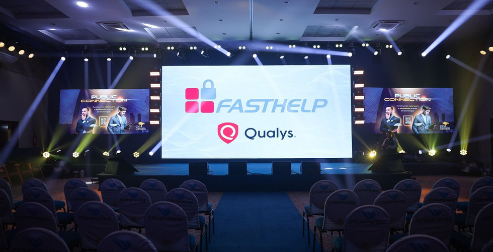 Salão principal com as logos daFastHelp e Qualys