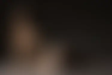 Mujer sensible en hermoso vestido