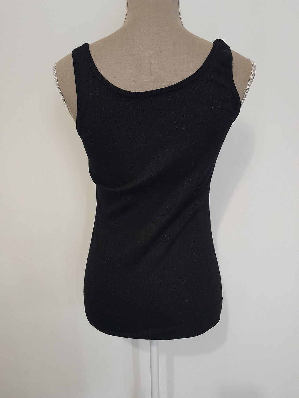 Miniature : Un débardeur noir en vente, porté sur un mannequin. Simple et élégant.