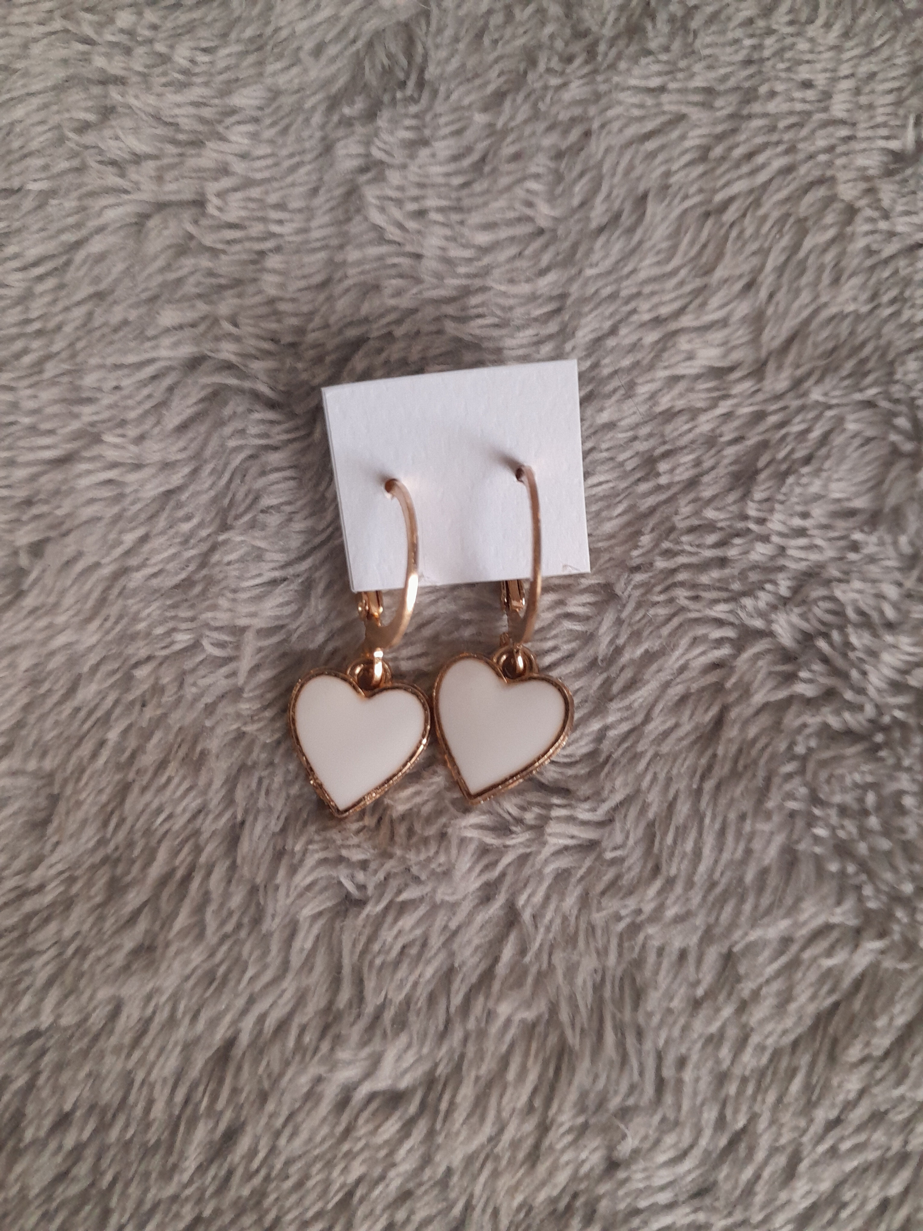 Boucles d'oreilles en forme de cœur, sur fond gris, Seconde Main