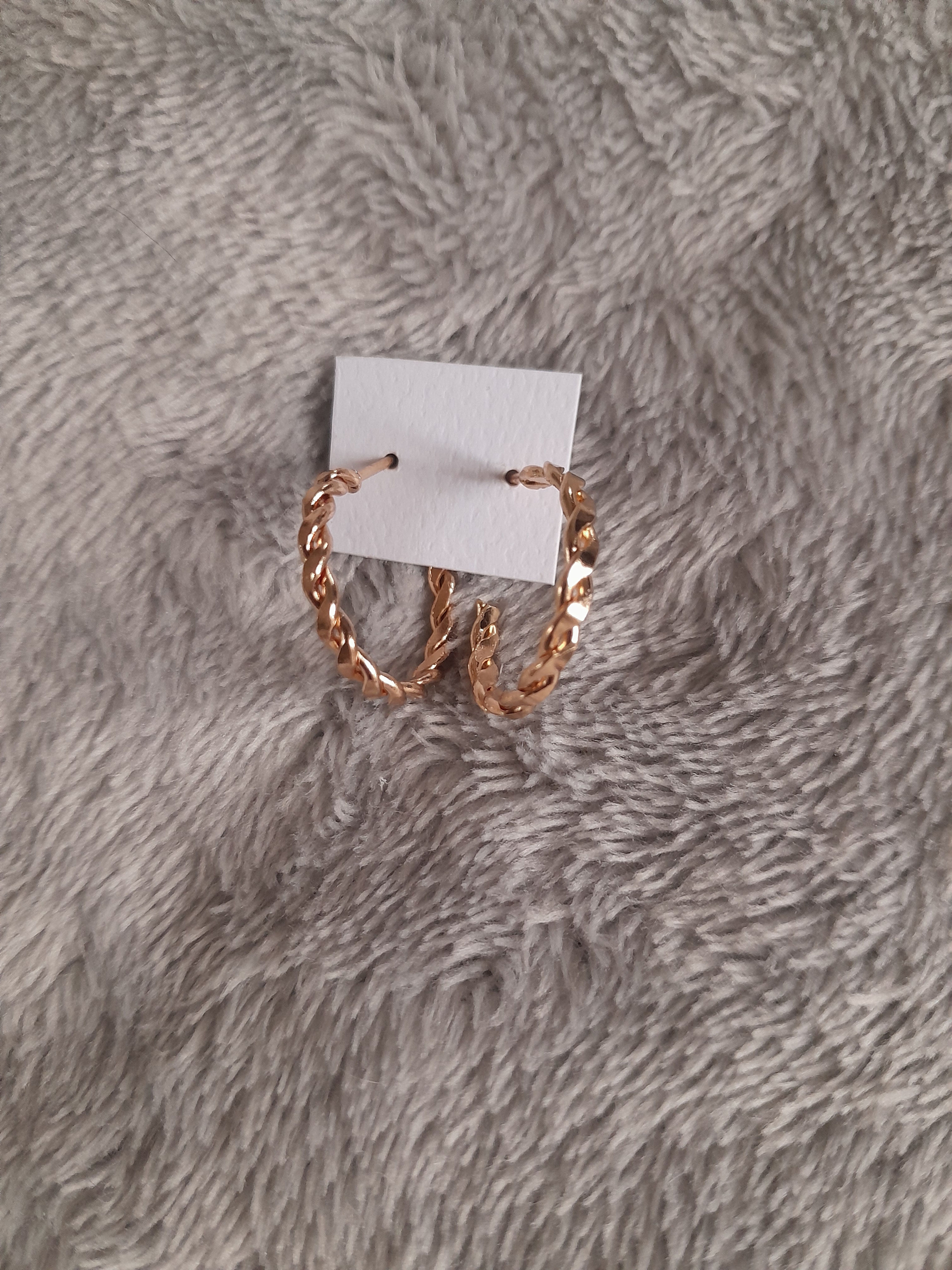 Boucles d'oreilles dorées sur fond gris, Boucle d'oreille, article de mode, Seconde Main.