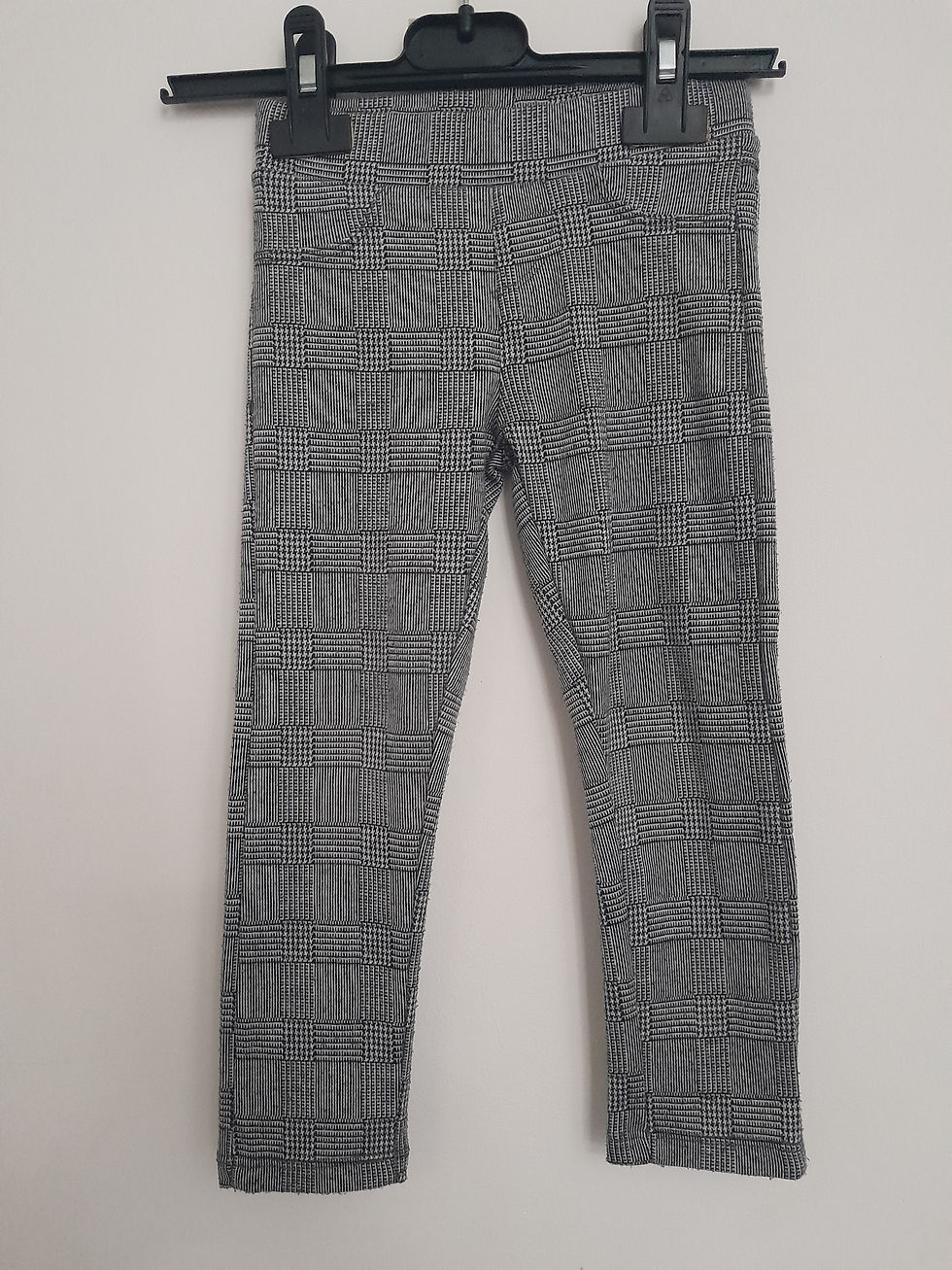 Pantalon à carreaux gris, vêtement pour femme, sur fond blanc, Seconde Main.