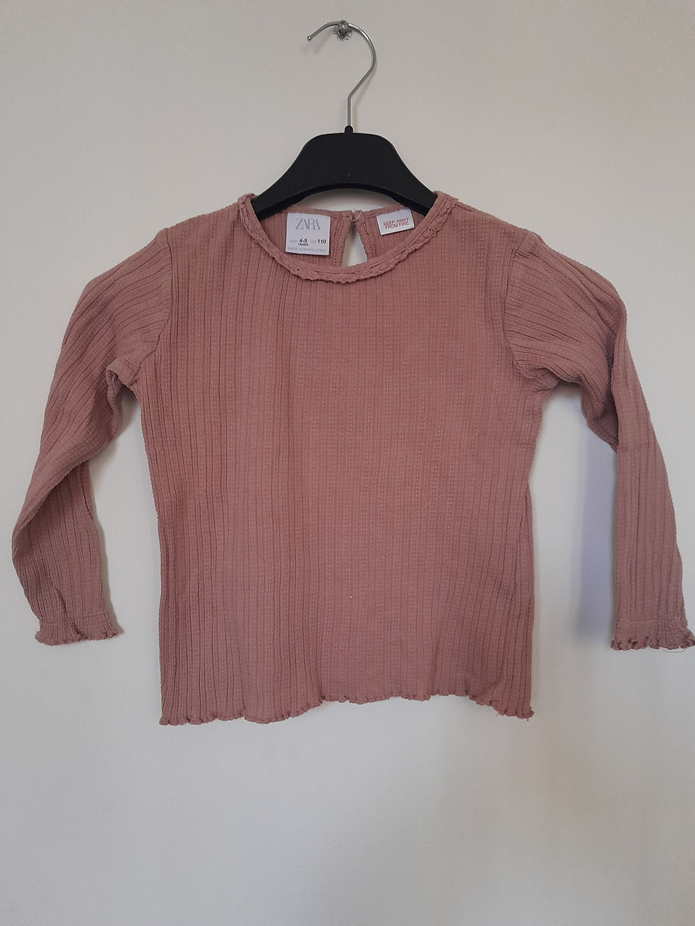 Un haut rose pour enfant, avec manches longues et col rond, Seconde Main.