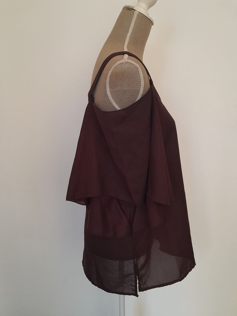 Miniature : Burgundy top with straps on a mannequin. View from the side. Seconde Main.