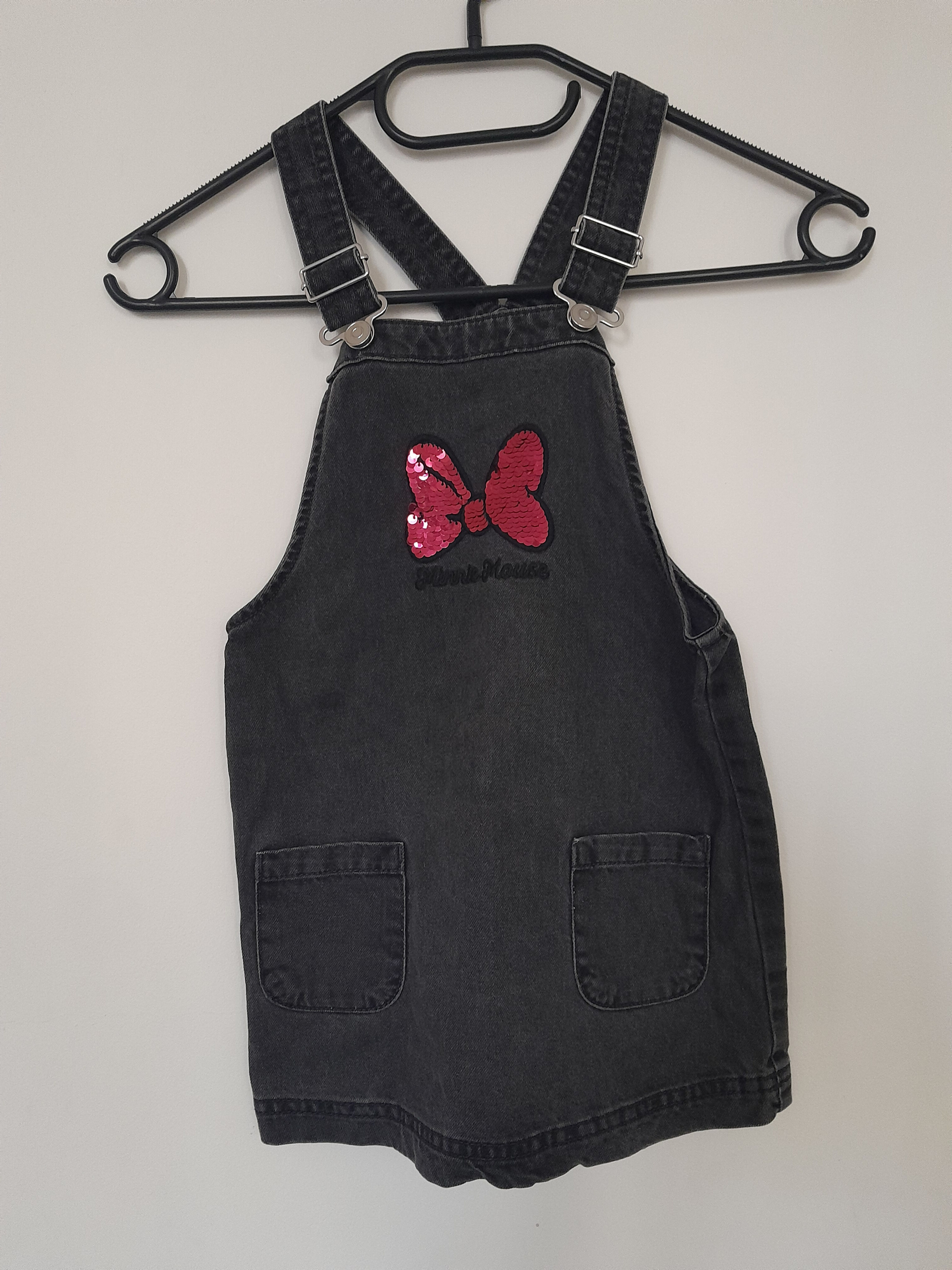 Robe salopette noire Minnie avec nœud rouge et inscription Disney, Seconde Main.