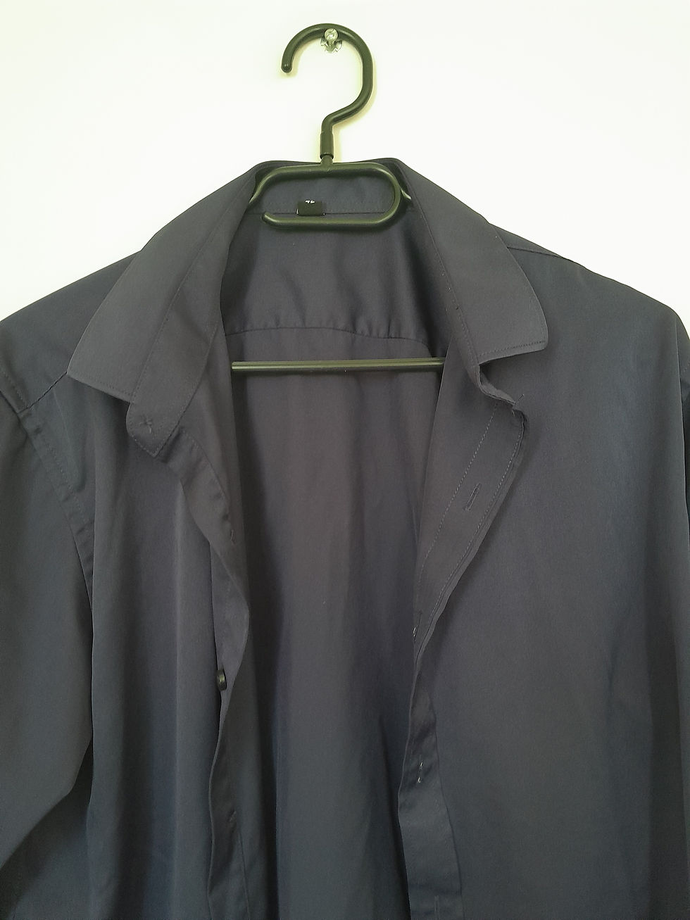 Miniature : Chemise noire, col ouvert, accrochée. Détail de la chemise, chemise. Seconde Main