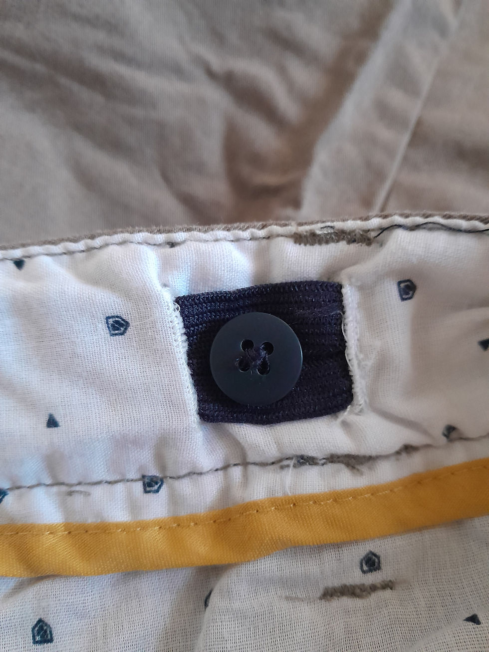 Miniature : Gros plan sur un bouton de pantalon beige avec bande élastique Seconde Main