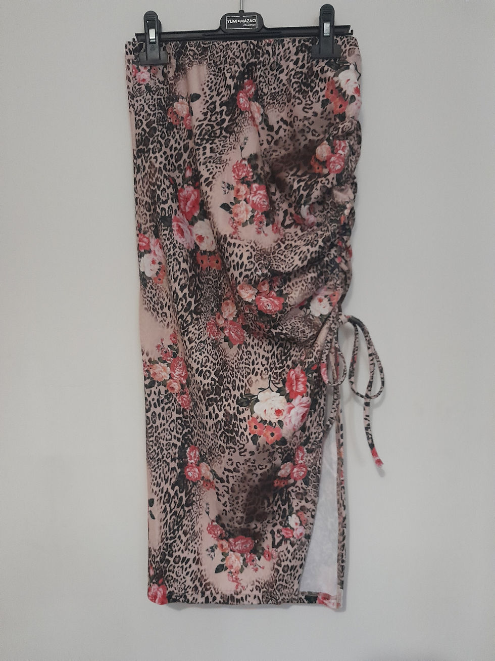 Robe fleurie avec imprimé serpentin, Seconde Main sur fond blanc, détails.