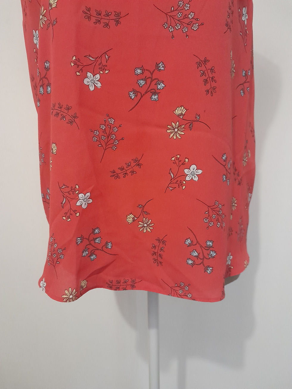 Miniature : Robe rouge à fleurs, Débardeur. Seconde main. Idéale pour les journées ensoleillées.