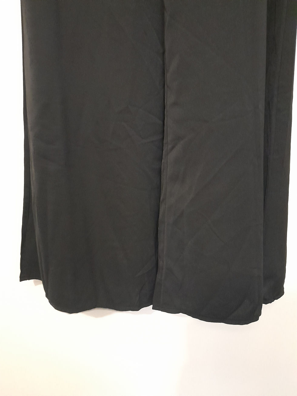 Miniature : Gros plan d'une robe noire, sur fond blanc, Seconde Main