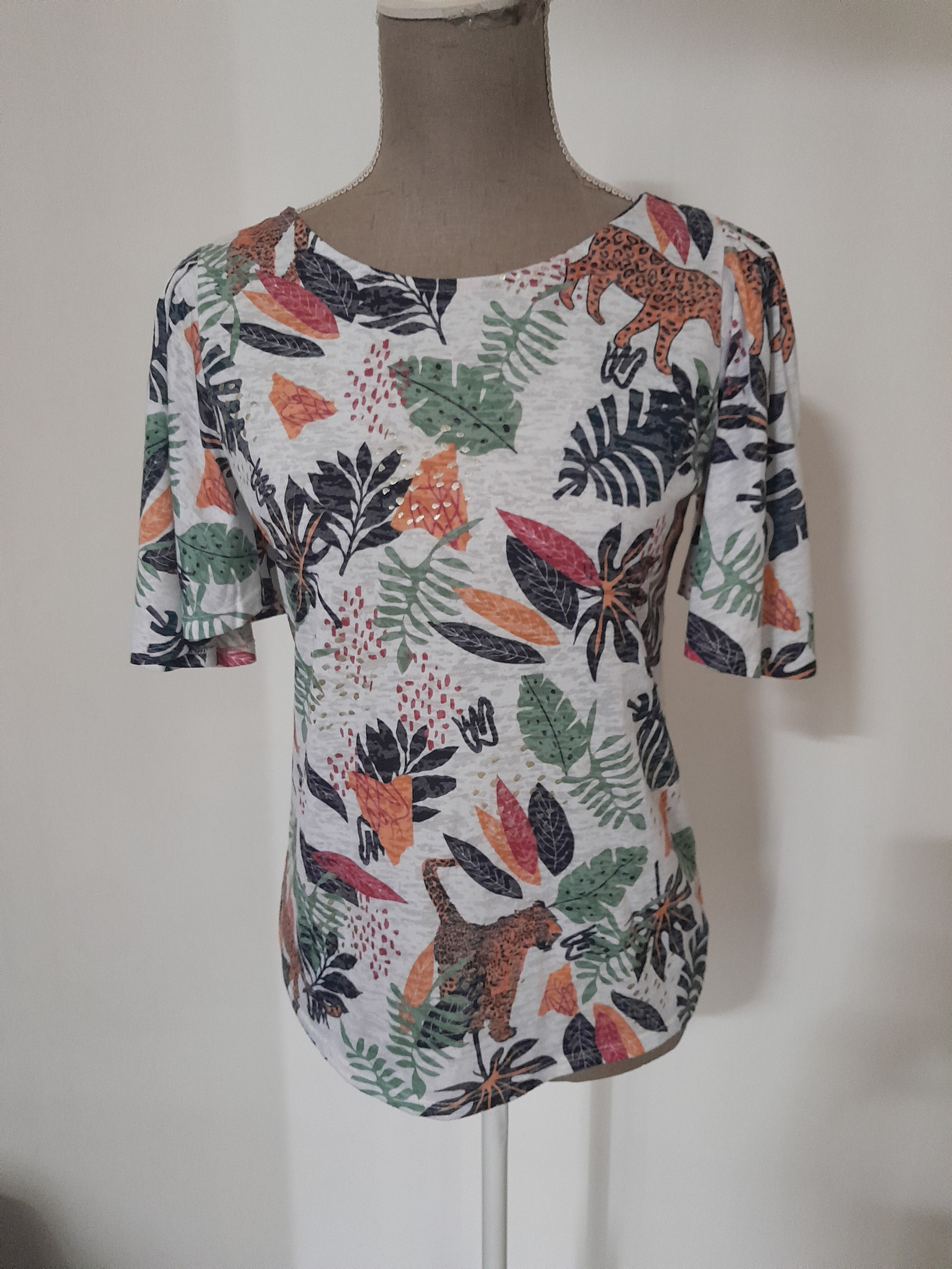 T-shirt blanc avec imprimé feuilles et léopards, Veste Seconde Main.