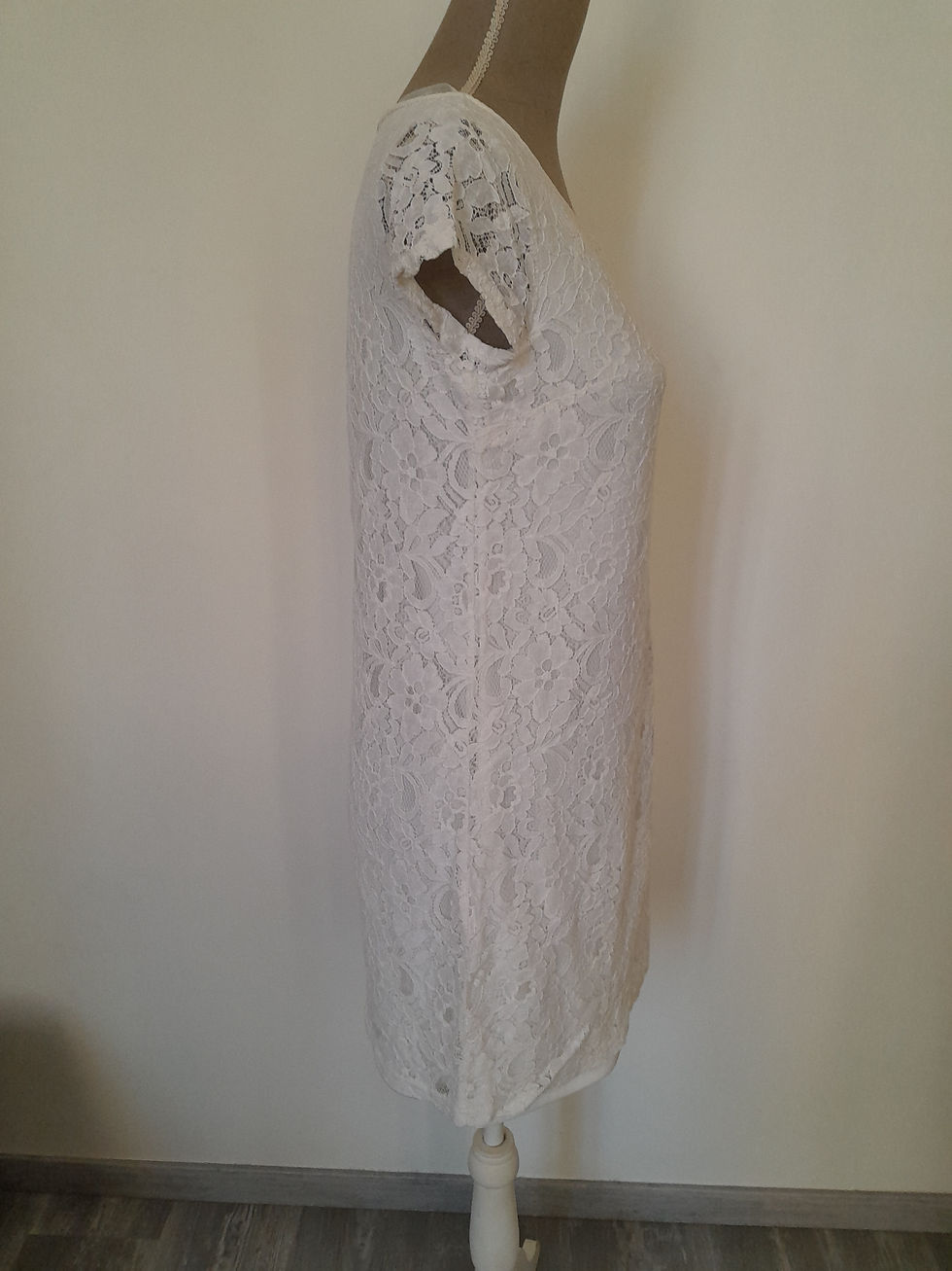 Miniature : Robe blanche en dentelle, élégante. Top. Idéale pour une soirée spéciale. Seconde Main.