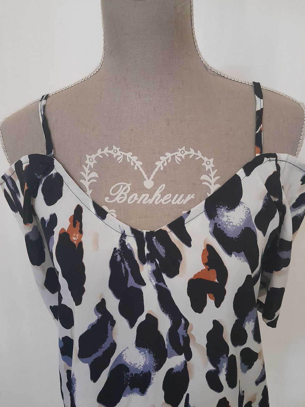 Miniature : Robe imprimée léopard avec texte Bonheur sur un mannequin pour la Seconde Main.