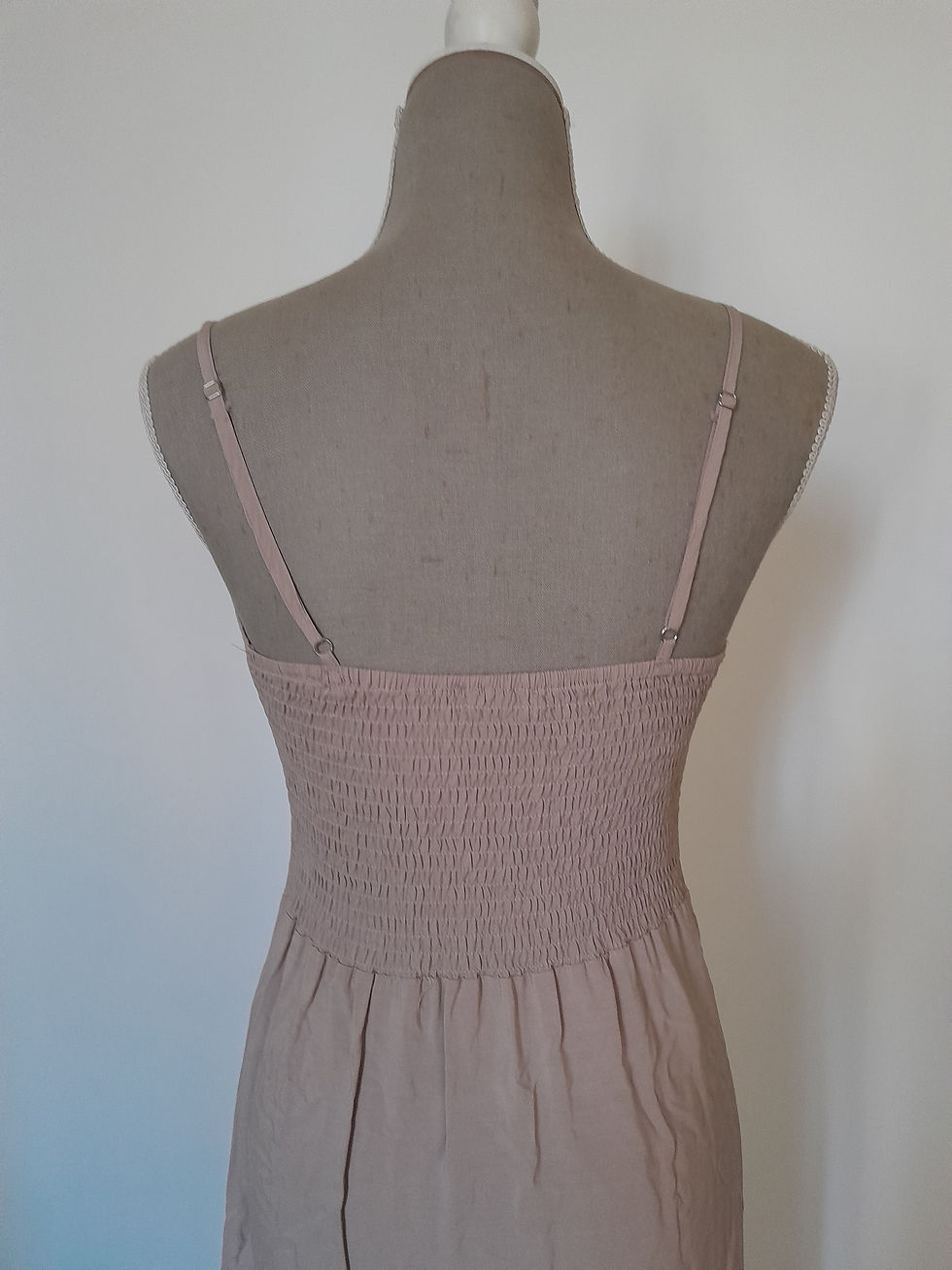 Miniature : Dos d'une robe beige à bretelles, élégante et discrète. Seconde main.