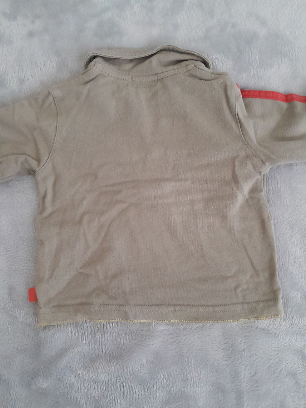 Miniature : T-shirt beige avec manches longues et rayures orange; seconde main.