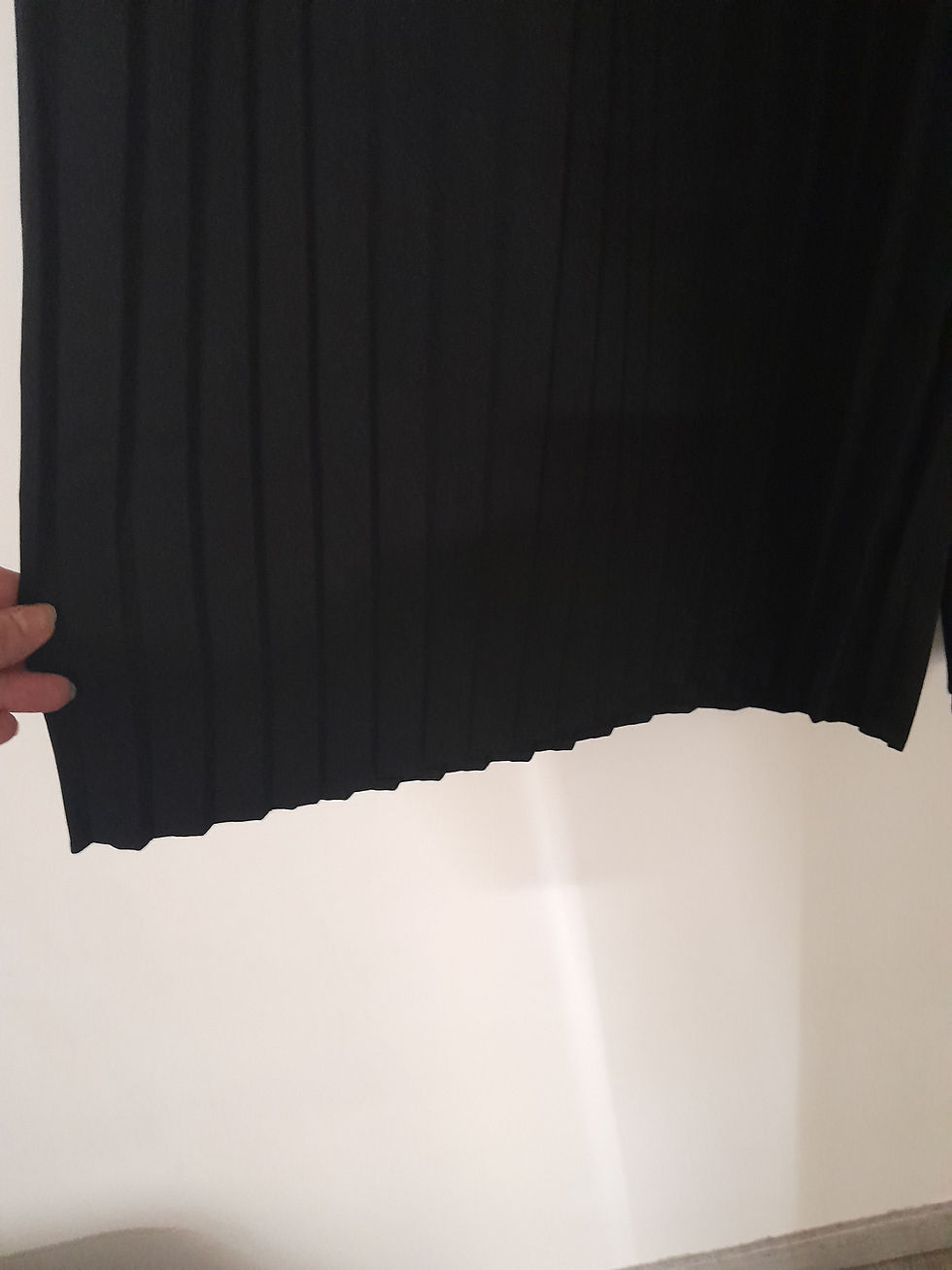 Miniature : Jupe plissée noire avec des plis verticaux sur fond blanc. Seconde Main.