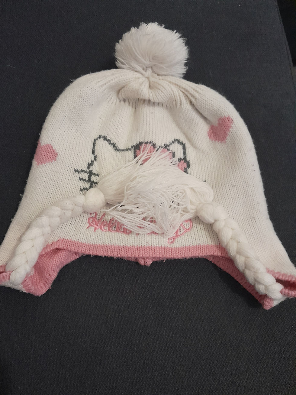 Miniature : Bonnet blanc avec motif de chat rose et pompon, bord rose et tresse.