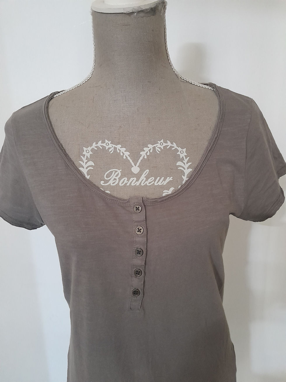 Miniature : T-shirt marron avec col en cœur et broderie Bonheur. Seconde Main.