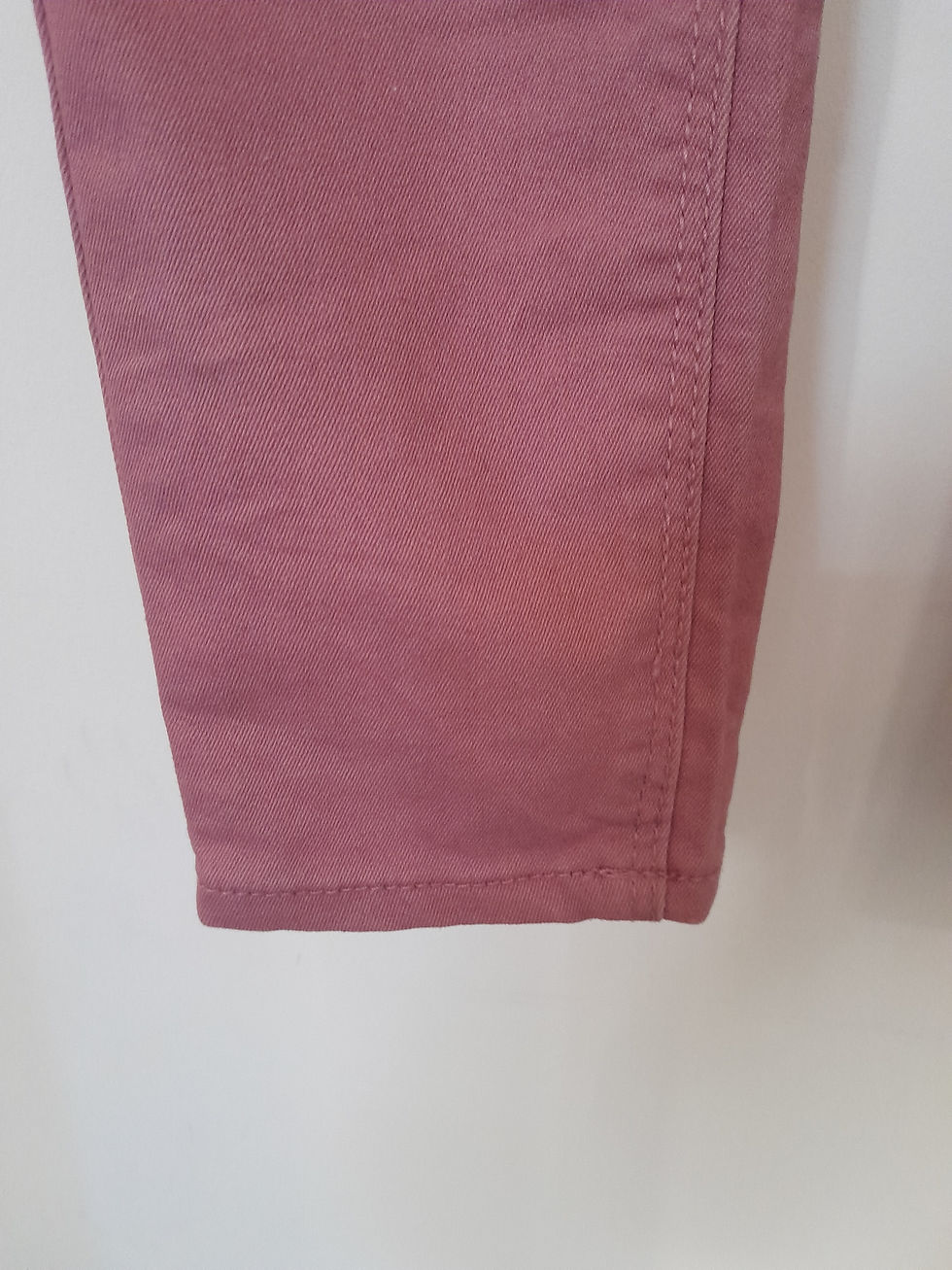 Miniature : Bas de pantalon rose, détail couture, sur fond blanc, Seconde Main.