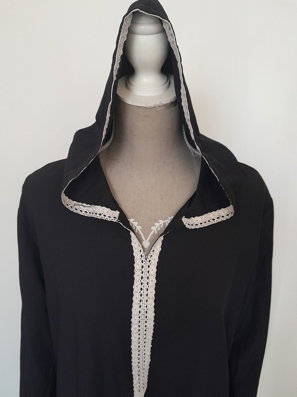 Miniature : Djellaba noire avec capuche et détails blancs, style vestimentaire, seconde main.