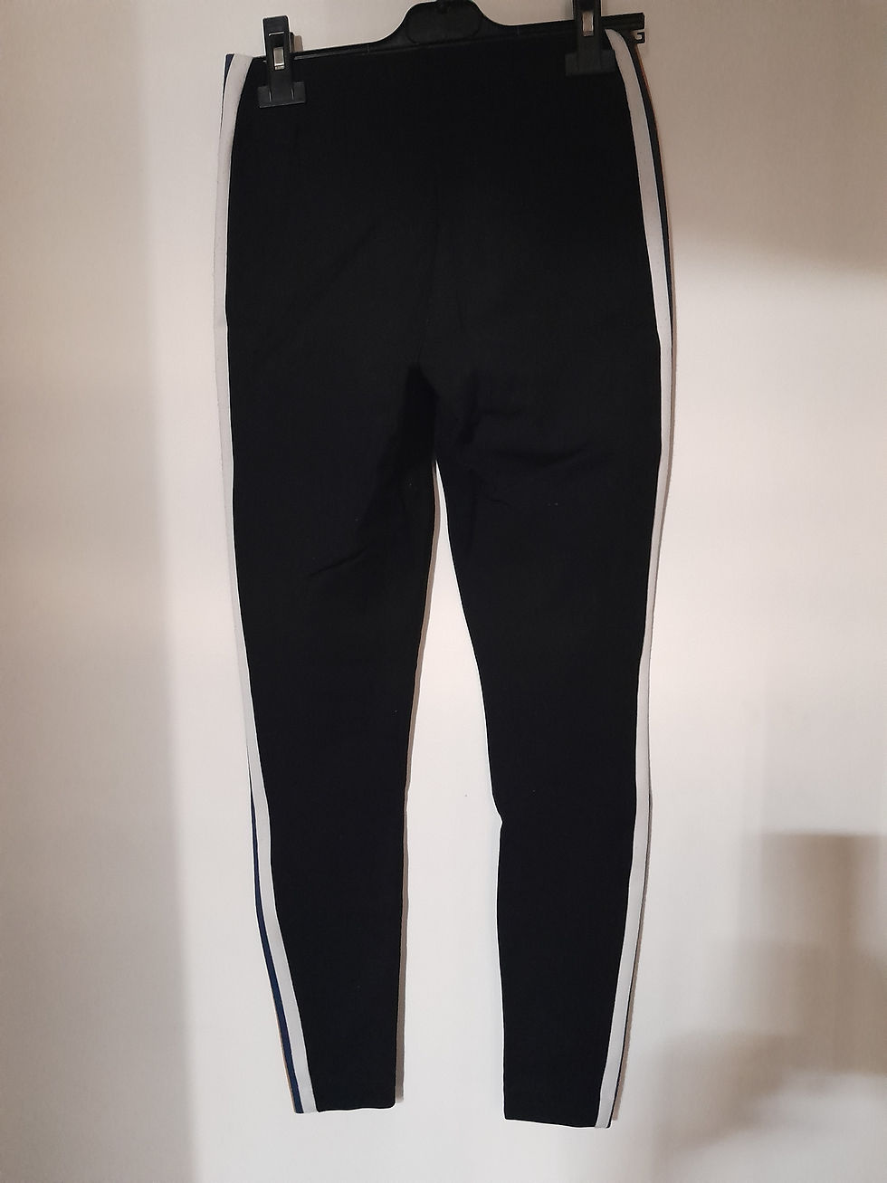 Miniature : Pantalon de legging noir avec rayures blanches, pour femme, Seconde Main.