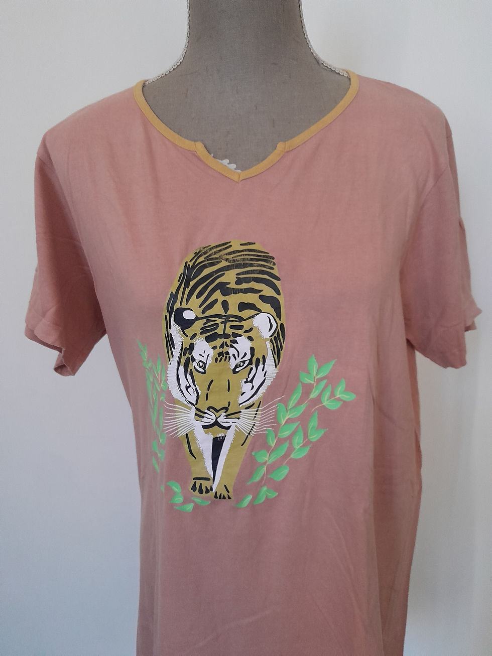 Miniature : T-shirt rose avec un tigre brodé, Seconde Main, style décontracté, motif animalier.