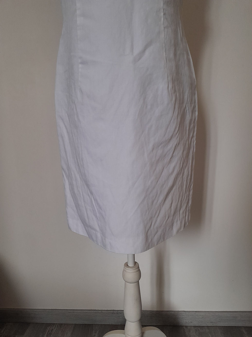 Miniature : Jupe blanche courte sur mannequin, Seconde Main dans un contexte épuré.