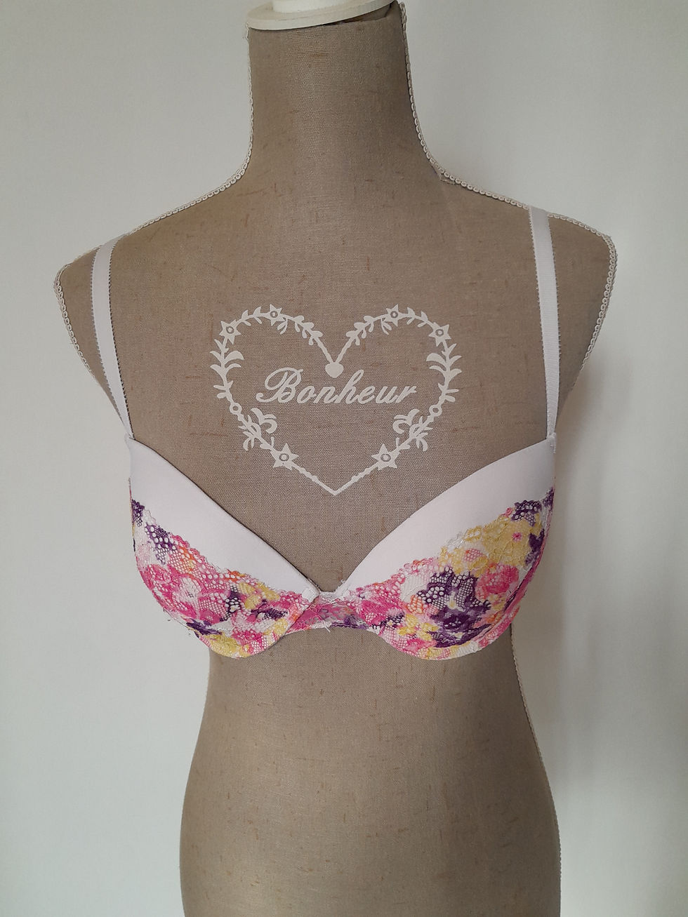 Soutien-gorge blanc avec imprimé floral et texte "Bonheur", chemise, sur mannequin, Seconde Main.